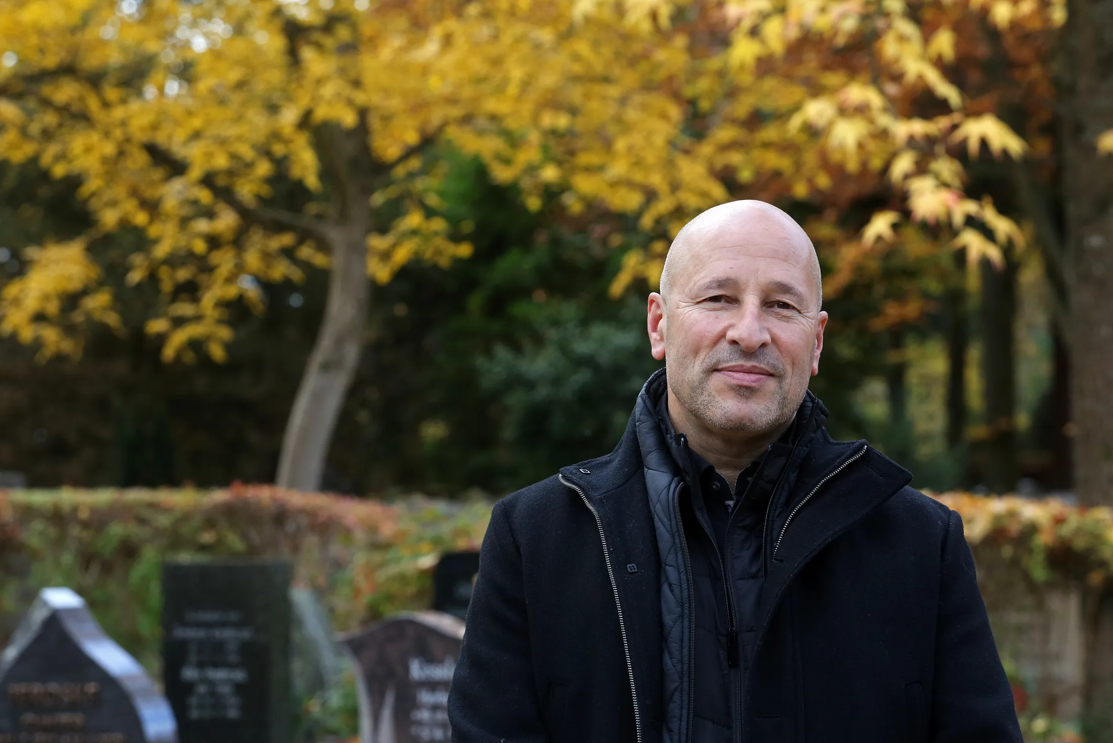 Trauerredner Matthias Korsinek auf einem Friedhof im Herbst